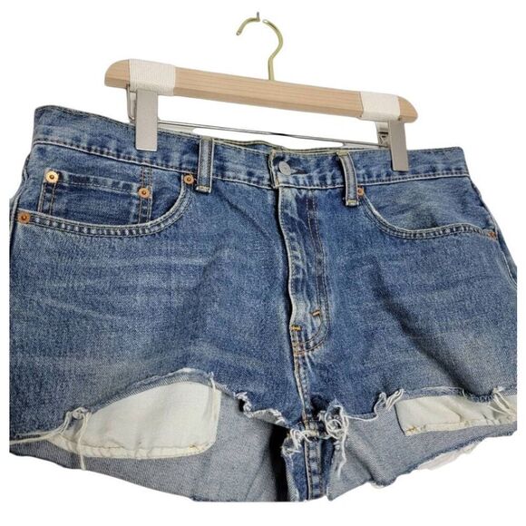 Levi's 559 Denim Cutoff Shorts Sz 34 - Picture 2 of 5